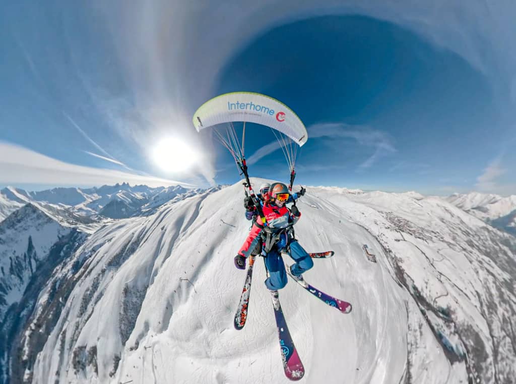 Expérience unique en parapente hivernal au-dessus de la station du Corbier en Haute-Savoie.