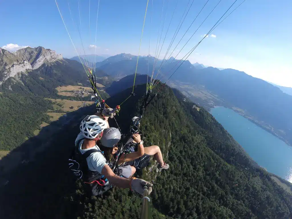 Vue sur le Mont Blanc en arrière-plan pendant un vol parapente Ascendance.