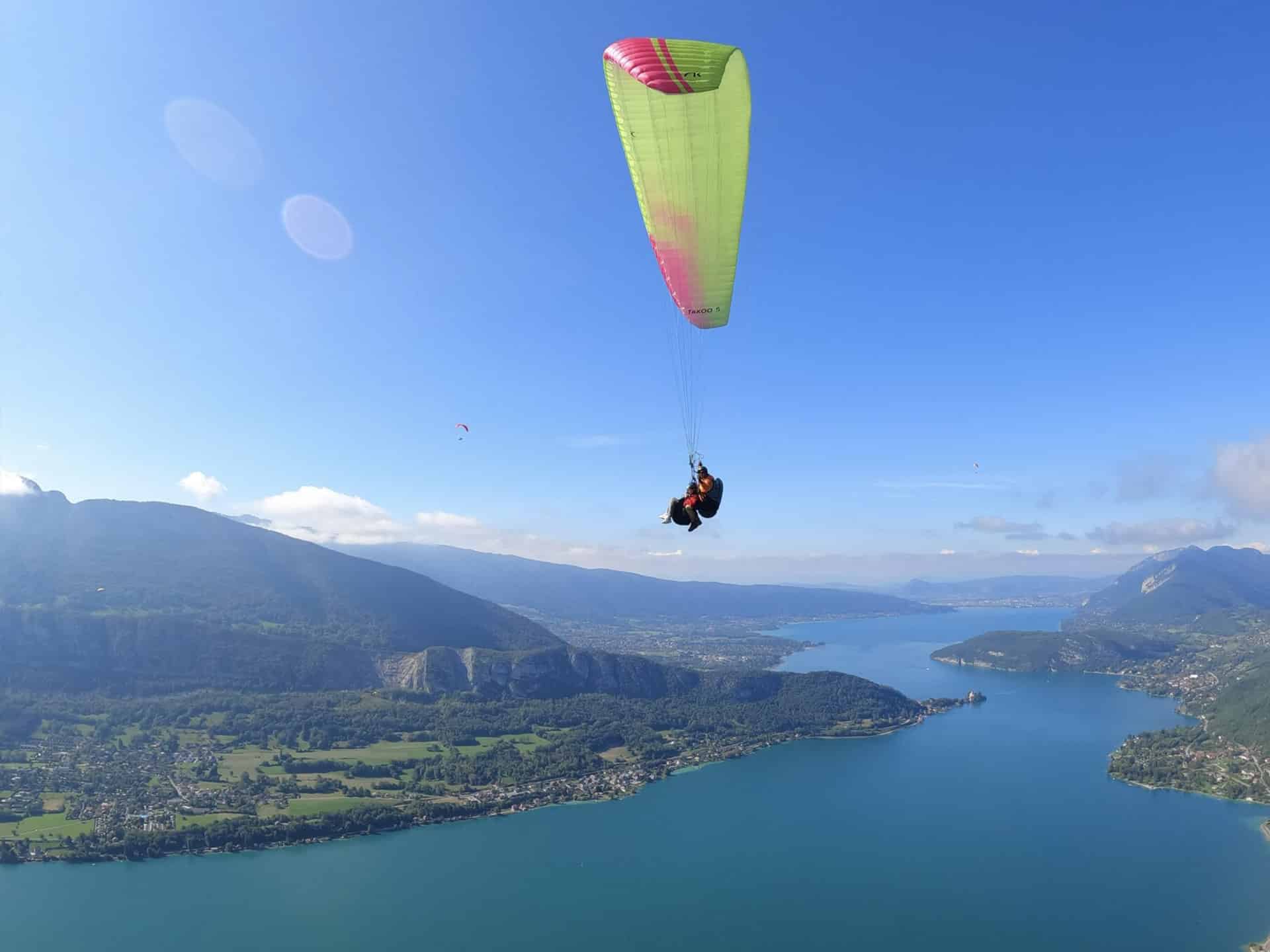 Vol parapente Ascendance avec vue imprenable sur le lac d'Annecy en Haute-Savoie