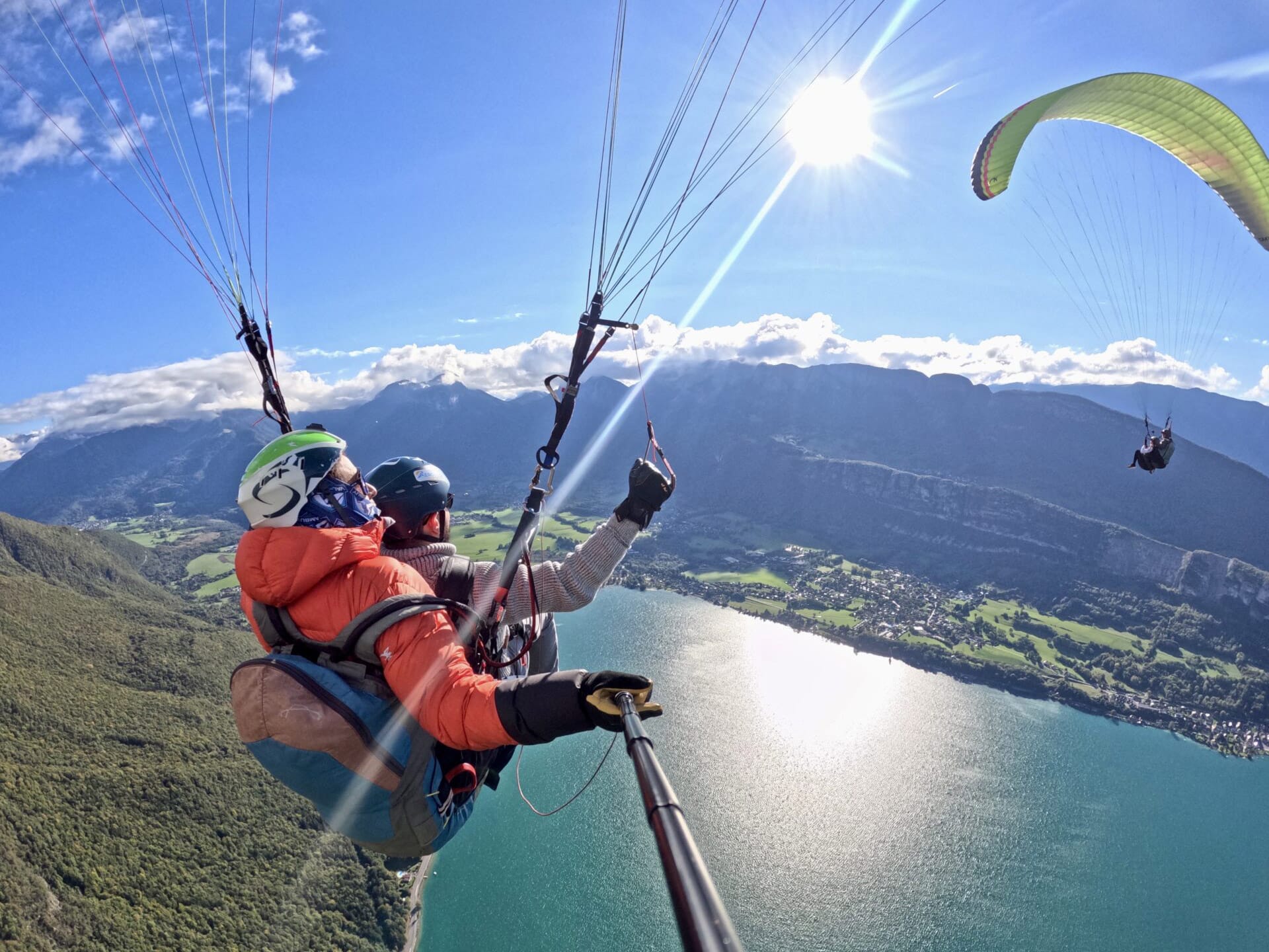 Vol parapente découverte au-dessus du lac d'Annecy pour une première expérience aérienne.