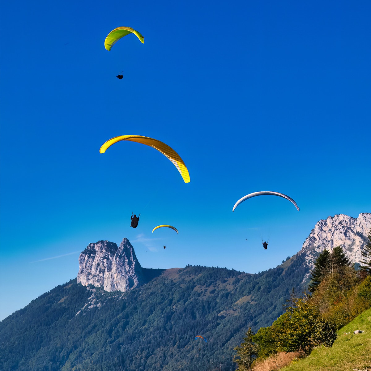 Vue aérienne exceptionnelle capturée lors d’un vol en parapente au-dessus des Alpes.