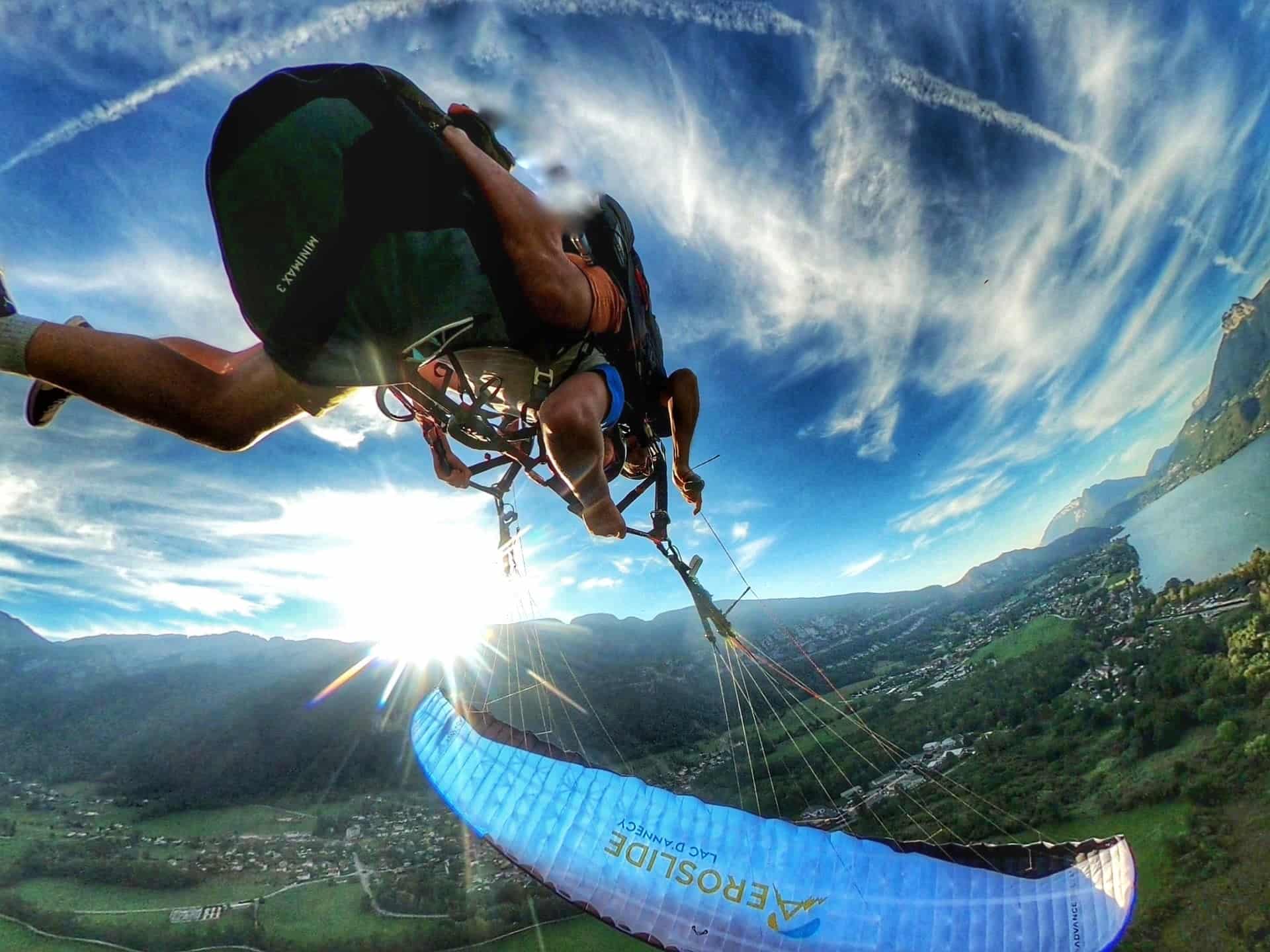 Voltige acrobatique en parapente au-dessus du lac d'Annecy, idéal pour les amateurs de vitesse.