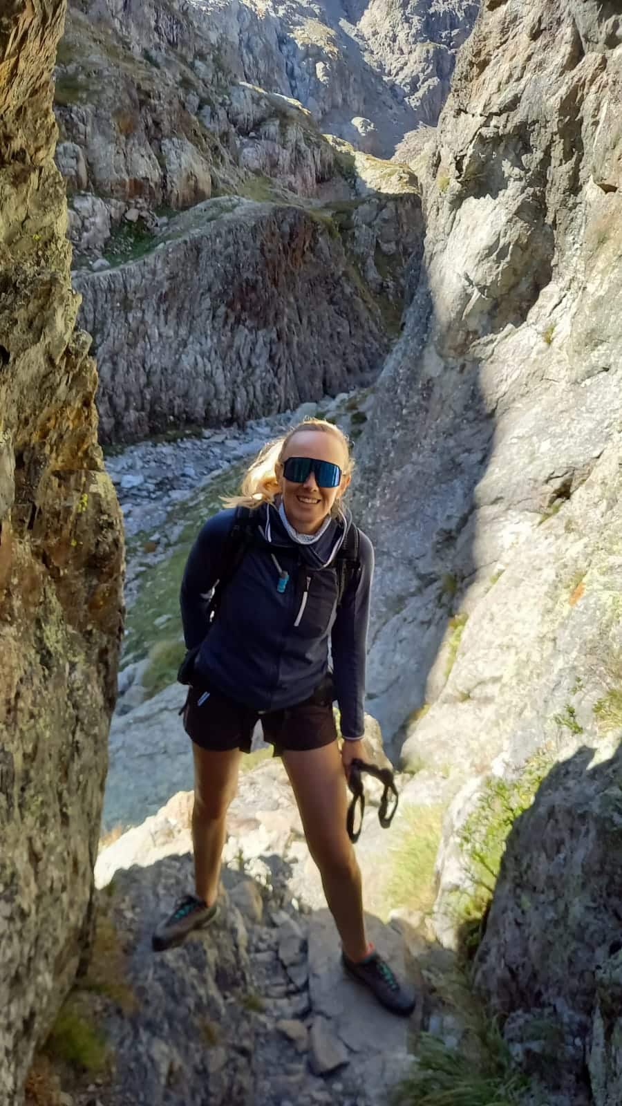 Adeline "Täte", hôtesse d’accueil et pilote passionnée de parapente à Annecy, alliant sourire, nature, et maîtrise des airs.