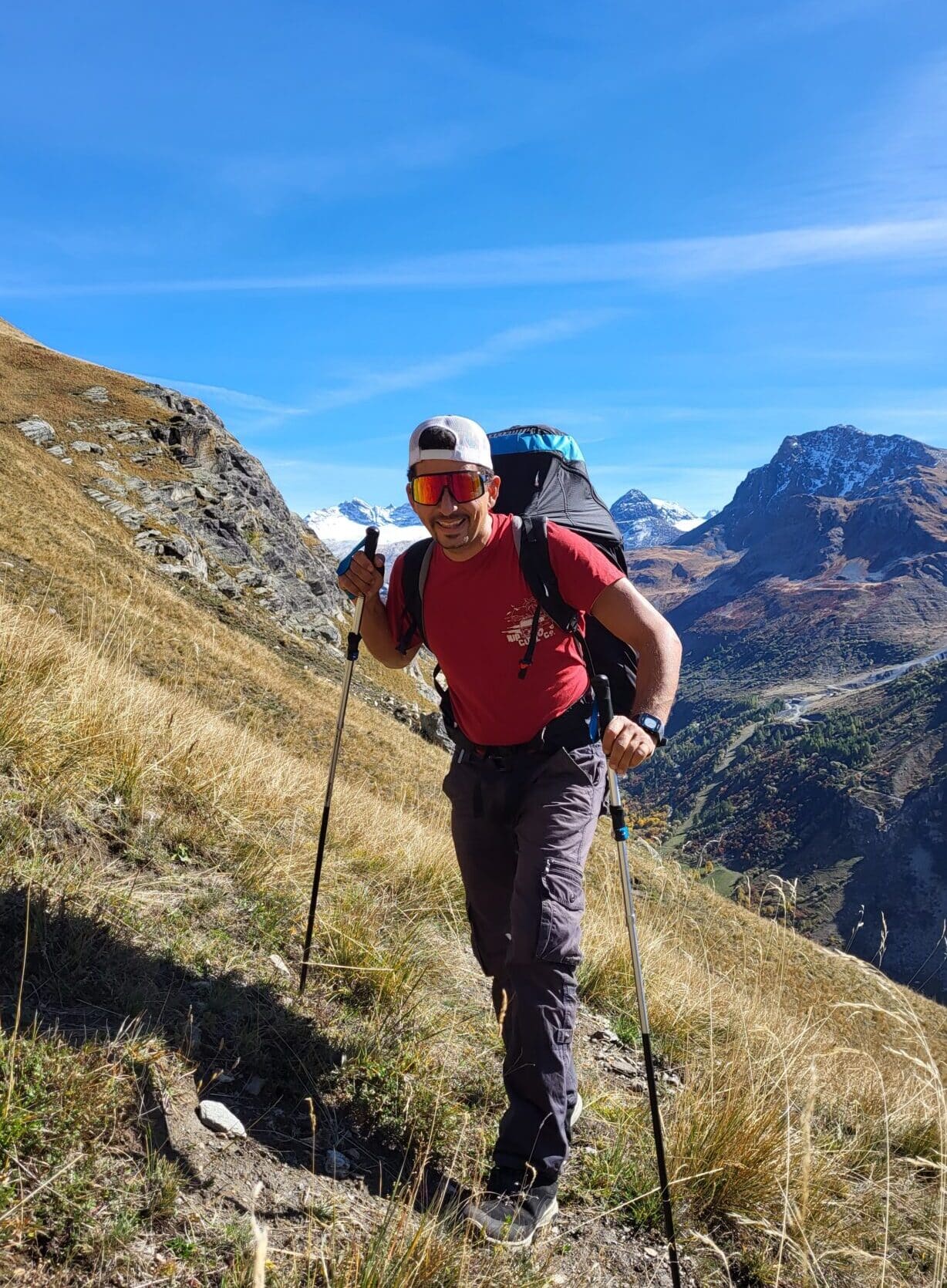 Alexis Rodriguez, pilote expérimenté et spécialiste des vols de distance et de voltige en parapente, partageant sa passion à Annecy.