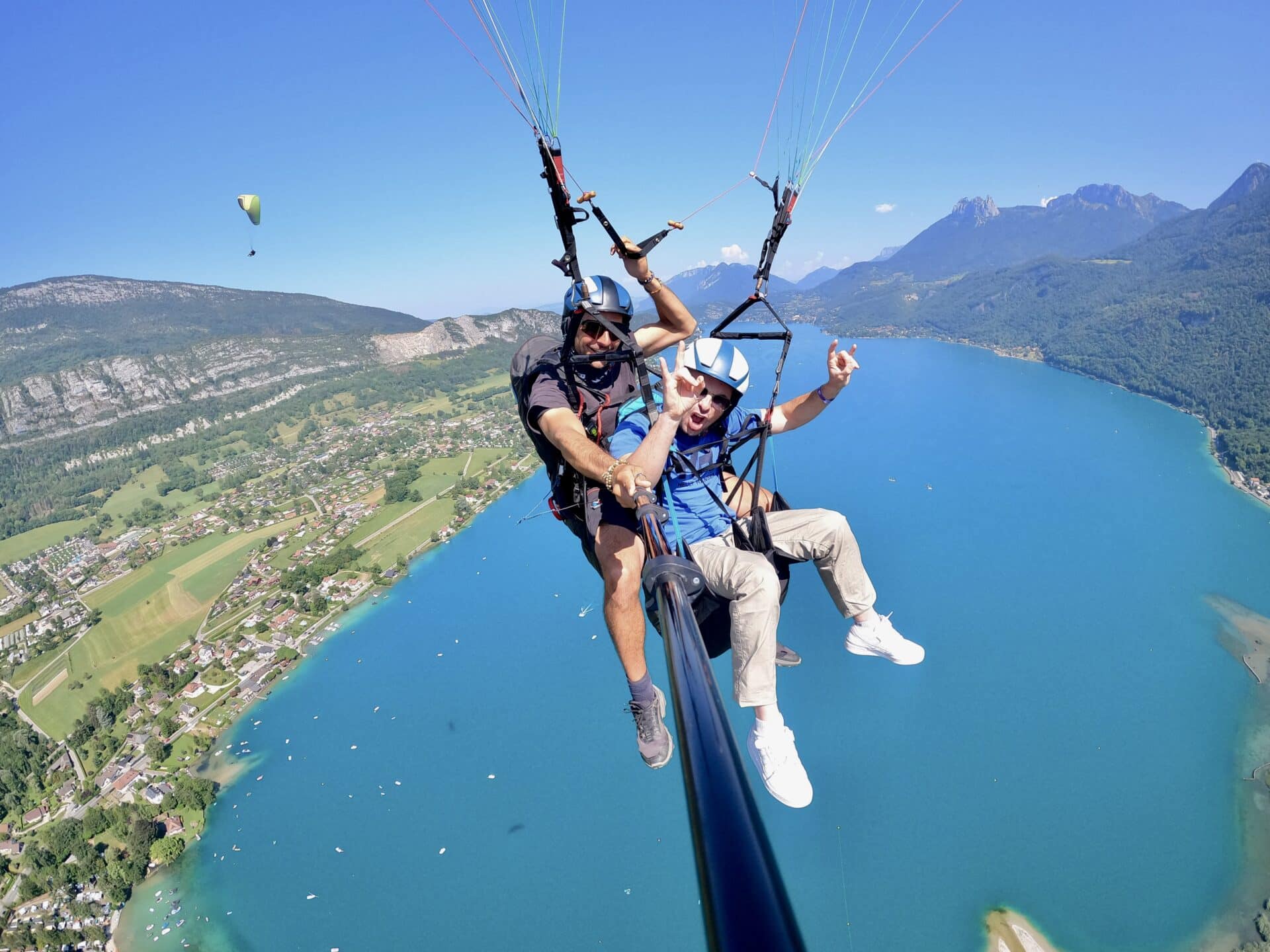 Décollage du col de la Forclaz pour un vol Fun en parapente au-dessus du lac.