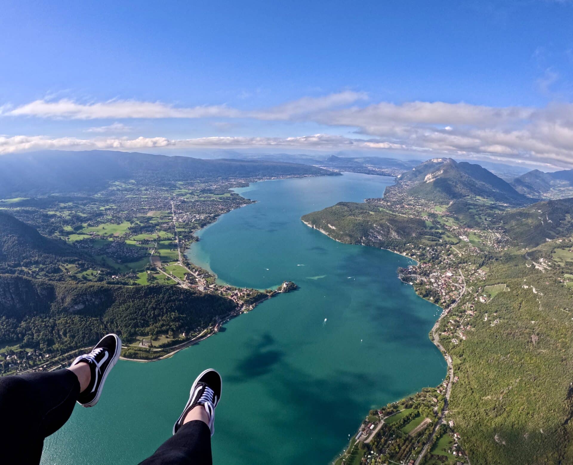 Expérience unique en parapente découverte au-dessus du lac d'Annecy, parfaite pour une première immersion dans les airs.