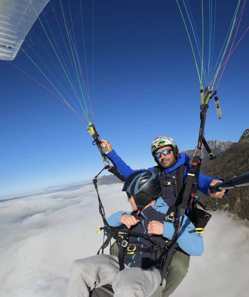 Mehdi, moniteur passionné de parapente à Annecy, offrant une expérience unique pour un baptême aérien au-dessus du lac.