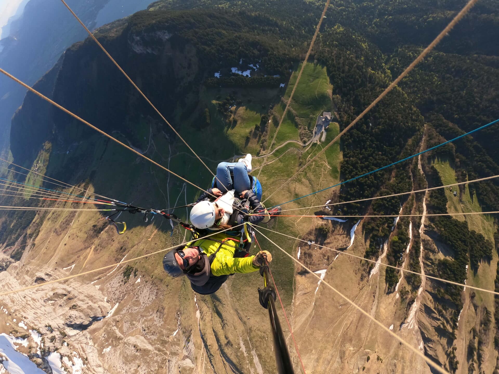 Vue panoramique à 360° depuis un vol parapente prestige au-dessus du lac d'Annecy.