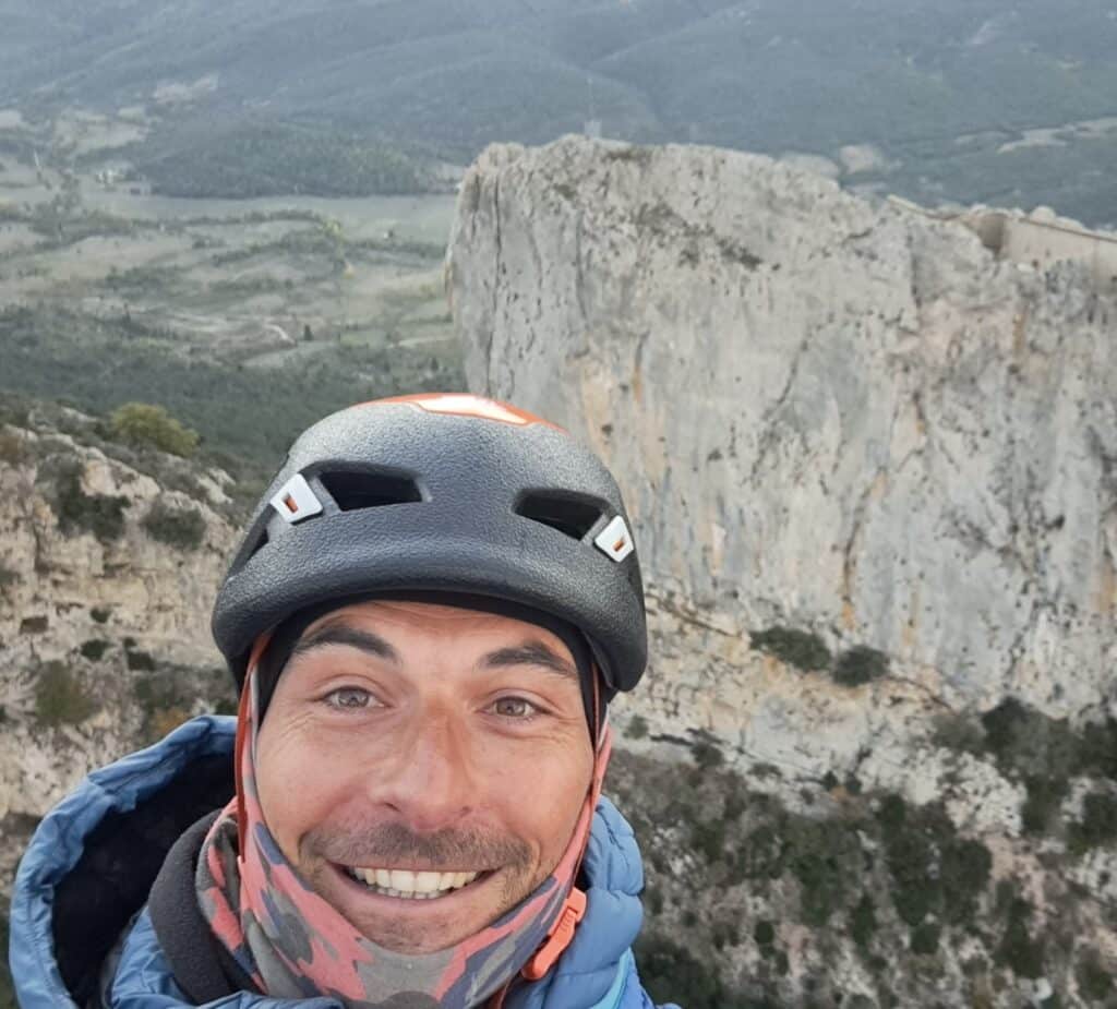 Rémi-Lou, pilote passionné et expert des sports de montagne, vous guide pour une expérience parapente inoubliable à Annecy.