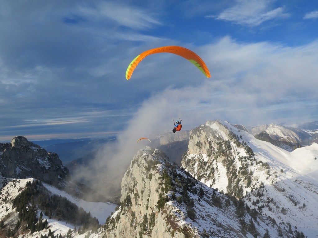 Paysage hivernal vu depuis un vol parapente à La Clusaz, au cœur des Alpes.