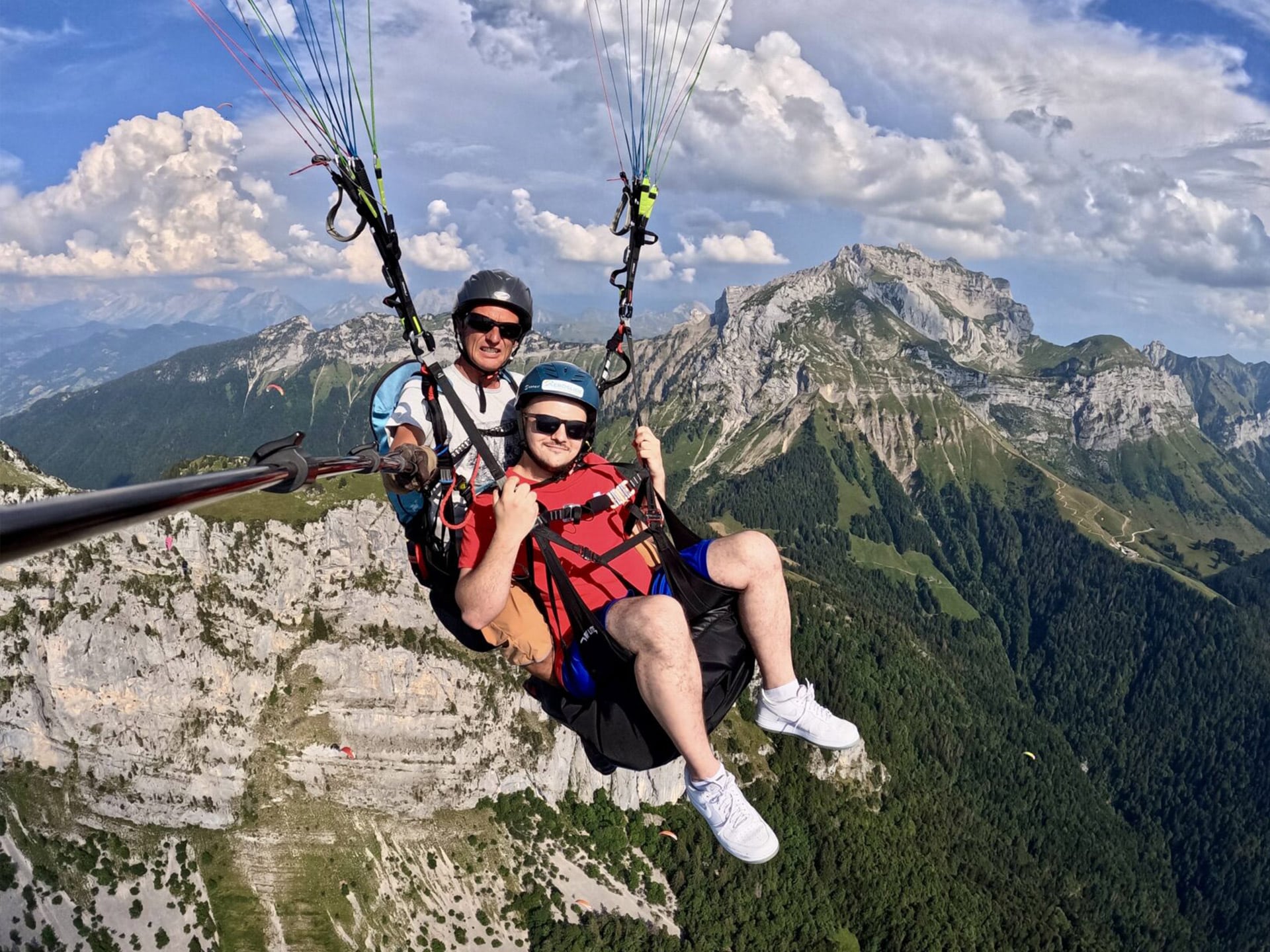 Vol prestige en parapente au-dessus du lac d'Annecy pour un panorama unique en Haute-Savoie.