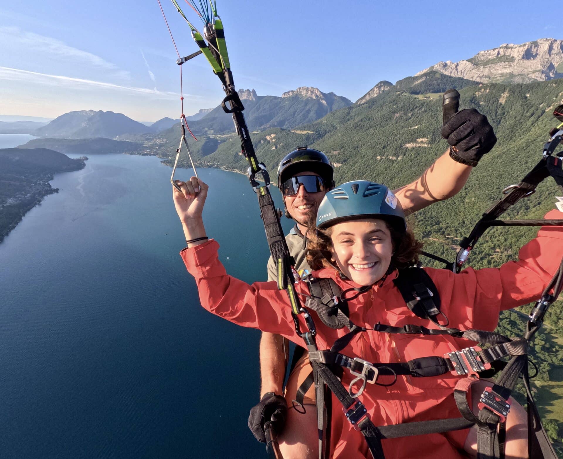 Survol du massif des Bauges lors d'un vol Fun en parapente biplace.