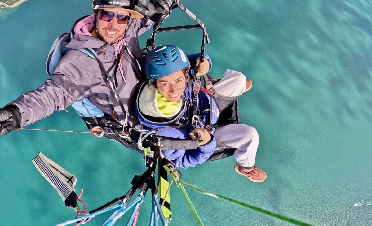 Carte cadeau pour un vol en parapente au-dessus du lac d'Annecy, idéale pour une surprise en Haute-Savoie.